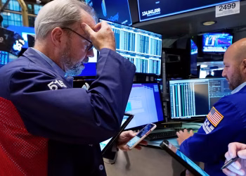 El dólar subió a $1460 y las acciones caen 17% en Wall Street tras la derrota del Gobierno en PBA