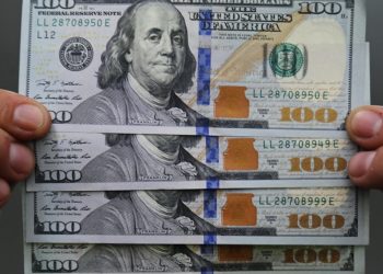 El dólar oficial cerró a $1.465 y quedó cerca del techo de la banda