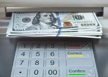 Dólar: ¿cuánto cuesta sacar plata de un cajero automático del exterior?