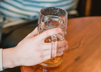 Faltó al trabajo siete meses por una licencia, la descubrieron tomando cerveza en un bar y la despidieron