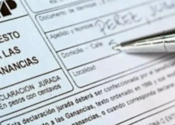 Fuerte aumento en un año de los trabajadores y jubilados alcanzados por Ganancias