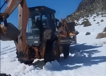 Tras la fuerte nevada lograron abrir camino a una familia de puesteros que estaba aislada