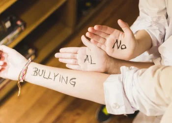 La decisión de la DGE contra el bullying: habrá multas millonarias para los padres