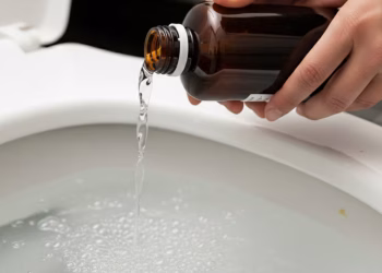 Por qué recomiendan tirar agua oxigenada en el inodoro una vez por semana