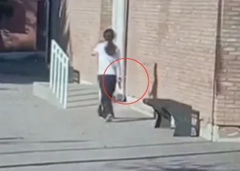 Urgente: una alumna entró armada a un colegio en La Paz, disparó tres veces al aire y se atrincheró (video)