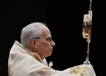 León XIV preside una vigilia del Rosario por la paz en la Plaza de San Pedro