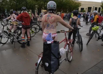 Protestas al desnudo: ciclistas contra la presencia de tropas federales en Portland