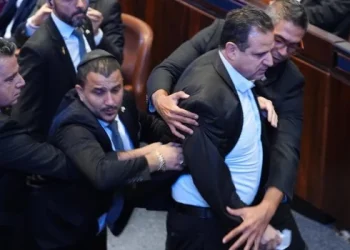 Echaron a un parlamentario que interrumpió el discurso de Trump