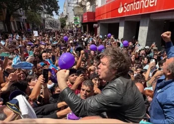 De campaña en Santiago del Estero, Milei criticó a Cristina Kirchner: “La líder de ellos anda con tobillera”