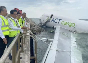 Un avión cayó al mar tras chocar con un vehículo en el aeropuerto de Hong Kong: dos muertos