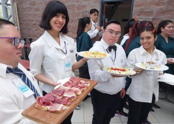 Los chicos de APRID y un trabajo muy especial en el equipo gastronómico del Almuerzo de las Fuerzas Vivas
