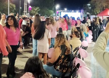 El Paseo Rawson se tiñó de rosa para concientizar sobre el cáncer de mama