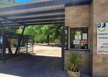 De cara a la temporada turística: realizan mejoras en el parque municipal de Valle Grande