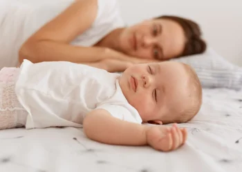 Alerta de pediatras por casos de muerte súbita de bebés asociados al colecho y una cifra que preocupa