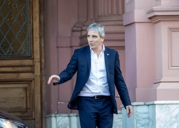 Caputo llegó a Washington para reunirse con Bessent y definir la ayuda de EE.UU.