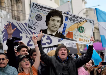 Previo al viaje a EE.UU, Milei prometió: «Nos vas a salir dólares por las orejas»