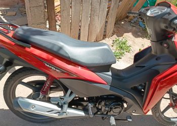 La policía recuperó una moto robada anoche y detuvo a tres presuntos ladrones