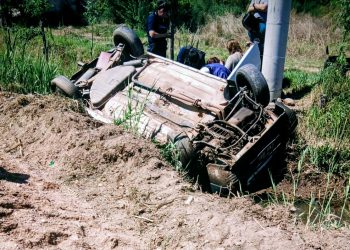Vuelco en Ruta 160: un conductor resultó lesionado
