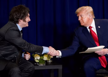 Caputo y Bessent cerraron los términos del salvataje financiero y Trump haría el anuncio oficial cuando reciba a Milei en la Casa Blanca