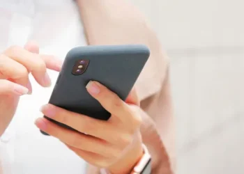 El uso desconocido del agujero del celular y por qué no hay que taparlo jamás