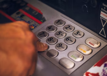 Cambian los cajeros automáticos en octubre 2025: banco por banco, cuáles son los nuevos límites de extracción