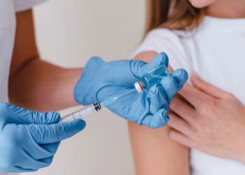 Fundamental para viajar a Brasil: la vacuna de la fiebre amarilla dejó de ser gratuita, ¿cuánto cuesta ahora?