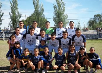 Fútbol local: Quiroga sigue mirando a todos desde lo más alto