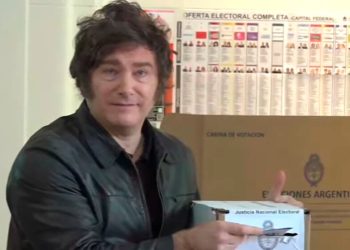 Votó Javier Milei, saludó a la gente, pero evitó dar declaraciones