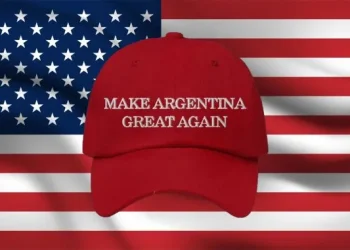 Financial Times en alerta por la «apuesta» de Donald Trump al otorgar el swap a Javier Milei
