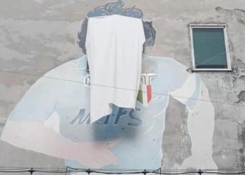 Comerciantes taparon la cara de Maradona en el famoso mural de Nápoles