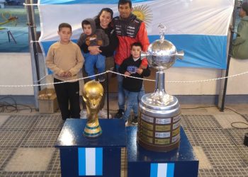 Las réplicas de la Copa del Mundo y la Copa Libertadores visitaron el Club Huracán y Real del Padre