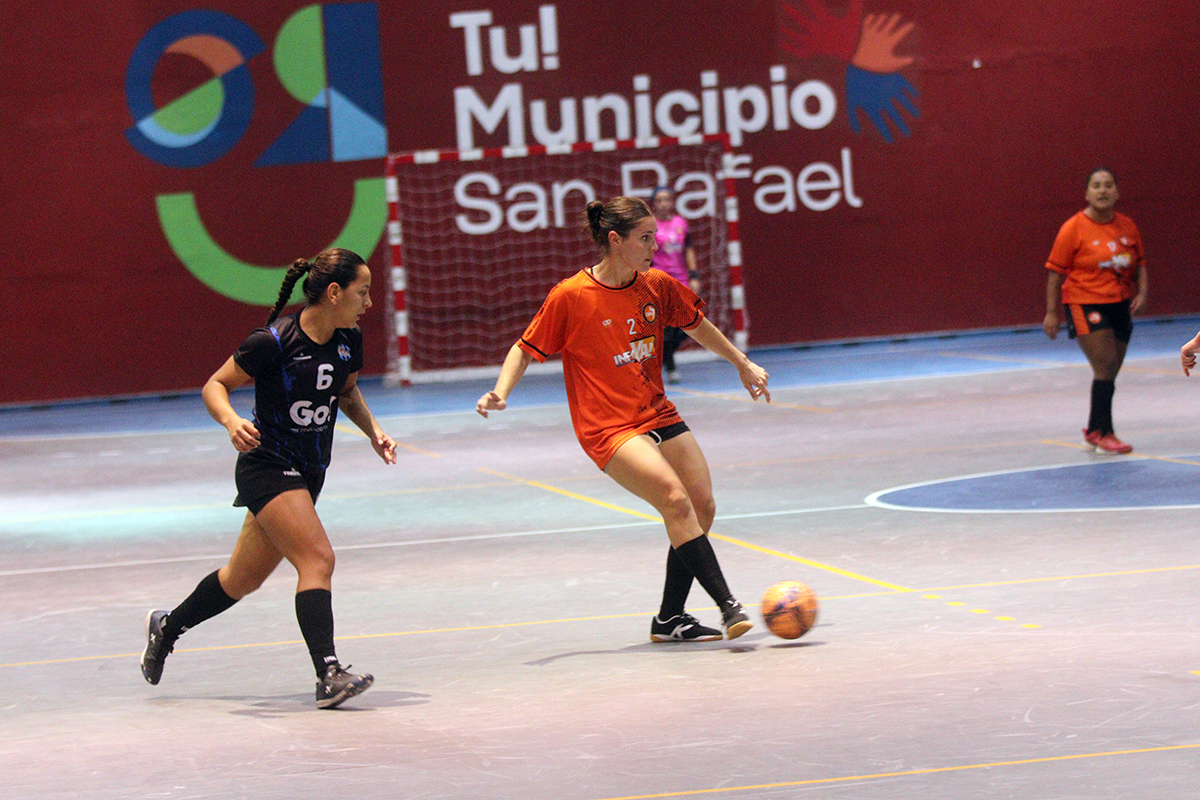 Atrapante definición en el futsal femenino local - Diario San Rafael