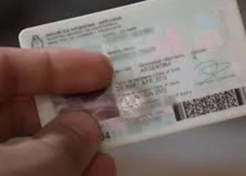 Cambiar el apellido paterno en Argentina: en qué casos es posible y qué pasa si el reclamo es de un menor