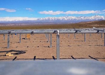 Ya se instalan paneles en el Parque Solar Agua del Toro y llegan camiones gigantes con más material