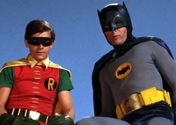 Trajes originales de Batman y artículos de series clásicas logran una cifra millonaria en una subasta