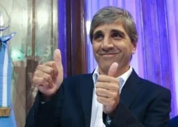 Mientras Caputo se prepara para volver a los mercados de deuda, dos empresas ya colocan al 8% anual