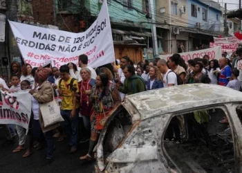 Cientos de manifestantes exigen la renuncia del gobernador tras la redada policial letal en Río de Janeiro