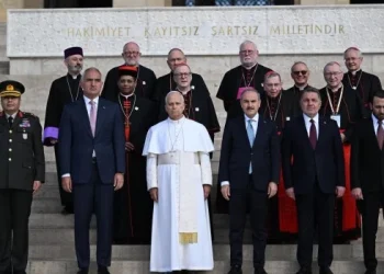 El Papa rindió homenaje a Ataturk en el comienzo de su visita a Turquía