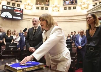 Villarruel le tomó juramento a veintitrés senadores con Karina Milei en el palco