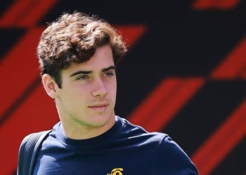 ¿Nuevo romance? Franco Colapinto fue visto a los besos y abrazos con una famosa en un boliche: “Se fueron juntos”