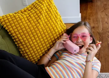 Vuelven los teléfonos fijos: la tendencia que le permite a los más chicos conectarse sin pantallas