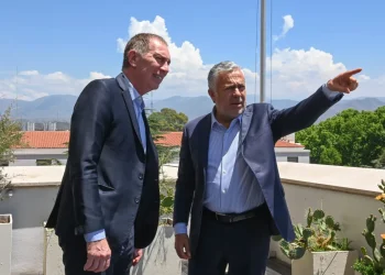 Santilli en Mendoza: elogios con Cornejo, un crédito destrabado y cambios en la Ley de Glaciares