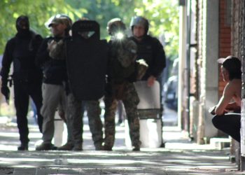 Después de una semana, imputaron por tres delitos al hombre que se atrincheró en el centro