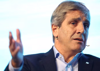 Caputo admitió ante inversores posibles modificaciones al régimen de bandas cambiarias