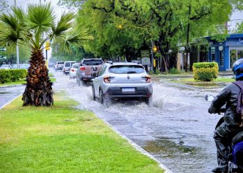 Fuerte tormenta anegó calles céntricas de San Rafael