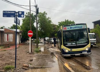 Tres vehículos cayeron a una zanja tapada por el agua en El Libertador y Quiroga