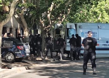 Hace instantes: la policía logró reducir al hombre atrincherado en calle Belgrano
