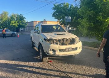 Hace instantes: accidente entre una camioneta y una moto
