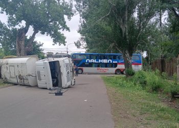 Choque entre colectivo y camión municipal en Villa 25 de Mayo: un conductor lesionado