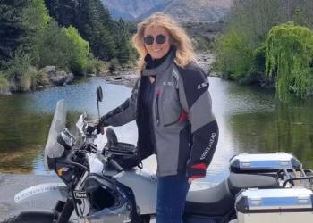 Cumplió 60 años, se jubiló, aprendió a andar en moto y encontró en la ruta una nueva forma de vivir